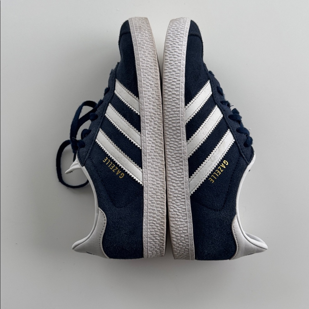 ADIDAS Gazelle Collegiate Navy & White Sneakers, boys size 5 - Picture 4 of 8